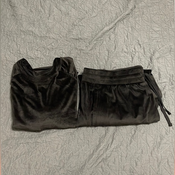 Two piece set - Picture 2 of 3